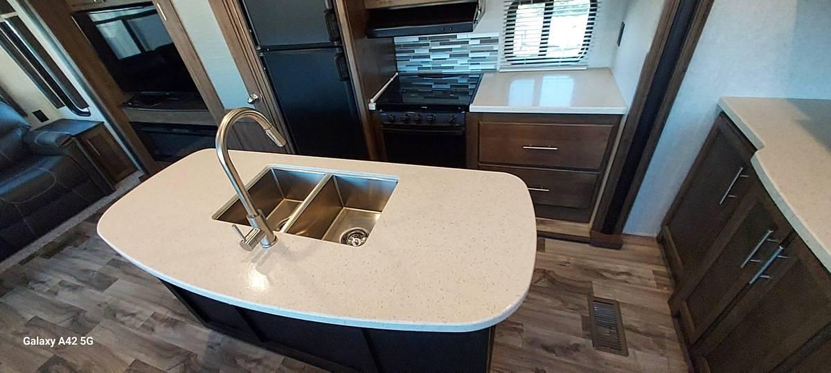 Used 2018 Keystone Cougar 30RLS Fifth Wheel