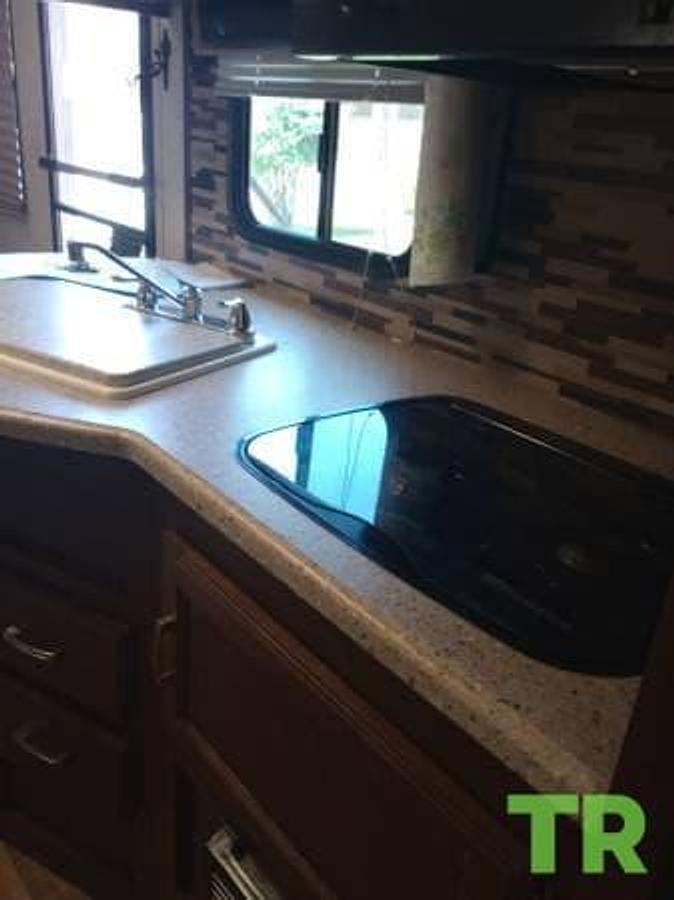 Used 2018 Venture Sonic 24' Travel Trailer – Sleeps 6 – Full Bathroom – Full-Length Awning – Excellent Condition