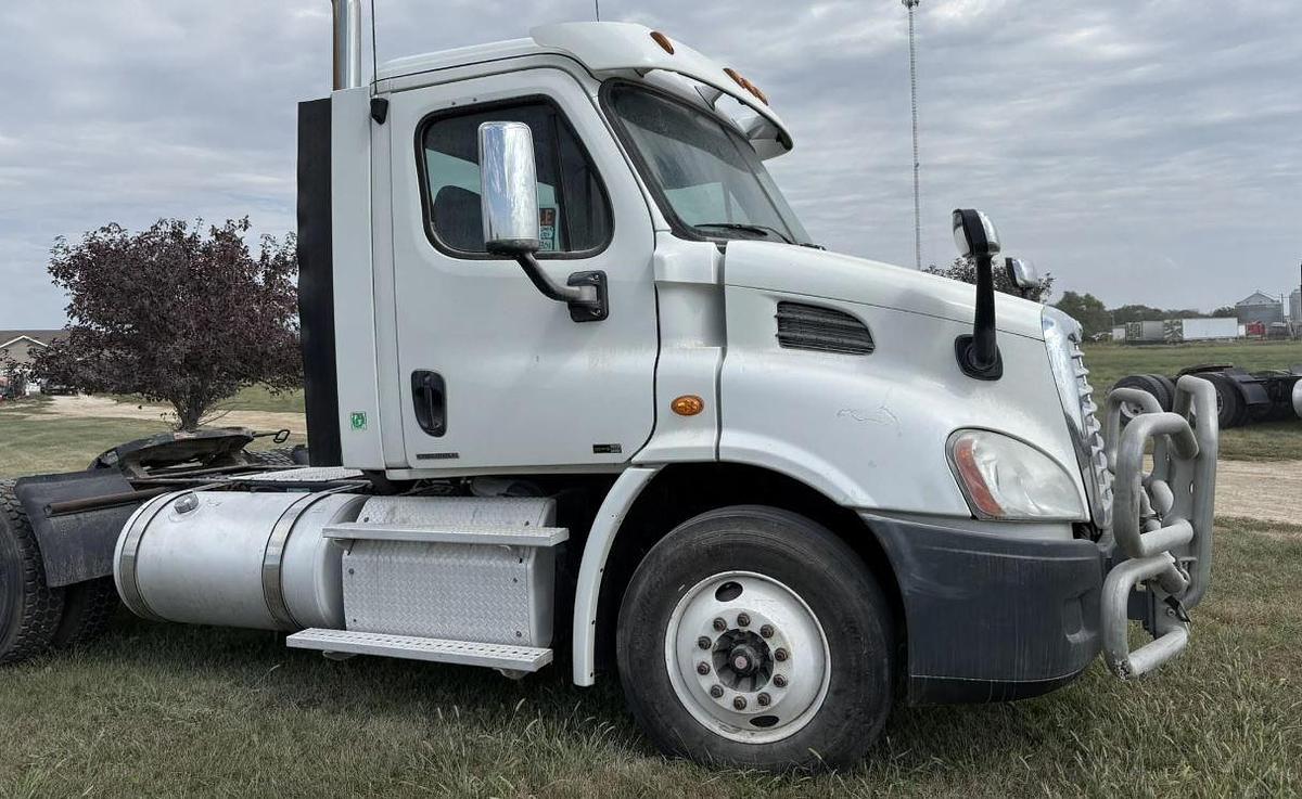 Used 2012 Freightliner Cascadia 113 Day Cab Semi Truck