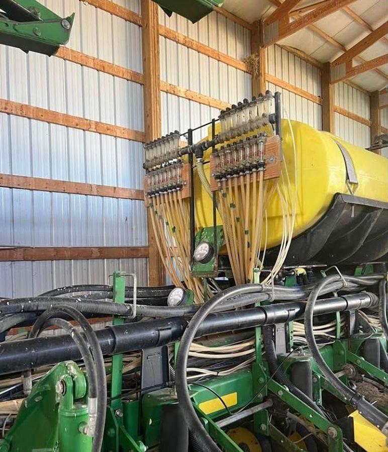 Used 2005 JOHN DEERE 1770NT Planter