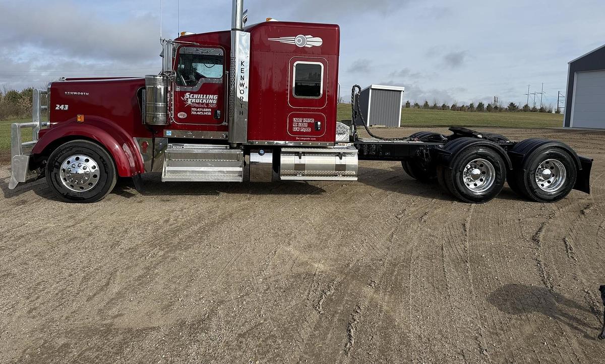Used 2025 Kenworth W900 Sleeper Semi Truck