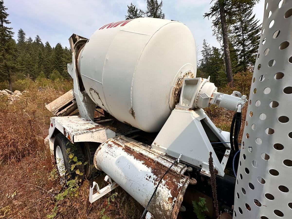 Used 2005 International Single-Axle Concrete Mixer — McNeilus Rear-Discharge