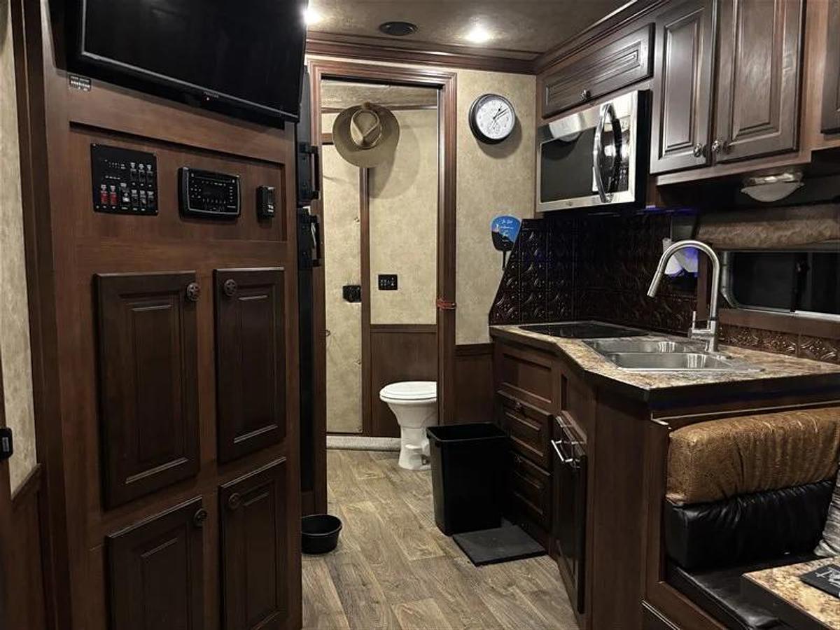 Used 2022 Featherlite 8582LQ