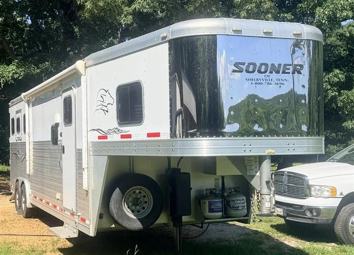 Used 2014 Sooner Legacy 312 3 Horse Gooseneck Trailer with Living Quarters