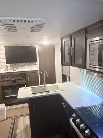 Used 2018 Forest River Wildwood X-Lite 263BH XL | Bunkhouse | Outdoor Kitchen | Fireplace | Like New