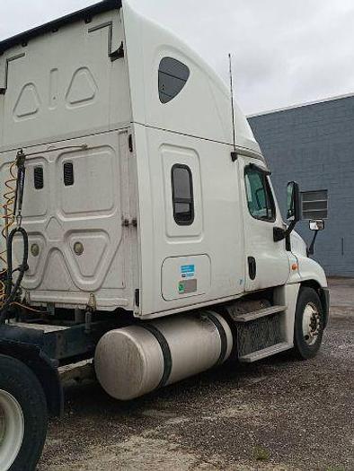 Used 2013 Freightliner Cascadia Semi Truck