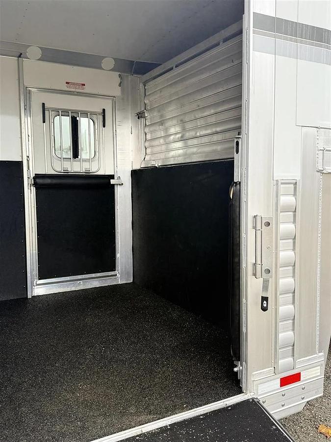 Used 2024 4 Star HTXG6H358086 9 Horse Trailer