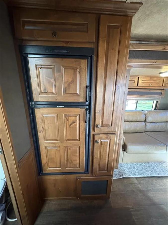 Used 2017 Merhow 4 Horse with Living Quarters