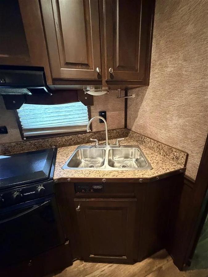 Used 2014 Sooner Legacy 312 3 Horse Gooseneck Trailer with Living Quarters