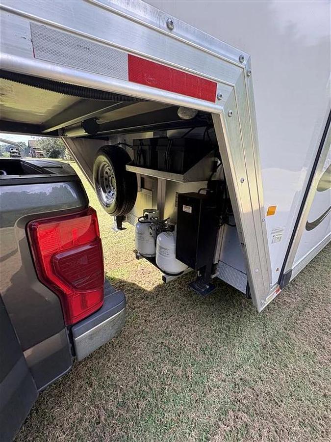 Used 2017 Merhow 4 Horse with Living Quarters