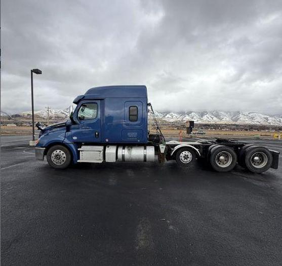 Used 2019 Freightliner CASCADIA 126