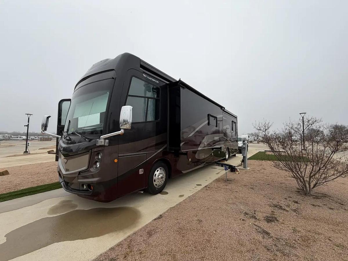 Used 2018 Fleetwood Discovery LXE 40G