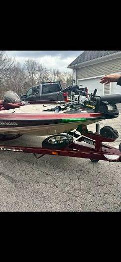 Used 2002 Triton Bass Master Classic