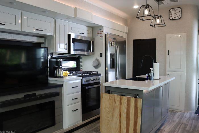 Used 2024 Jayco Pinnacle 37MDQS