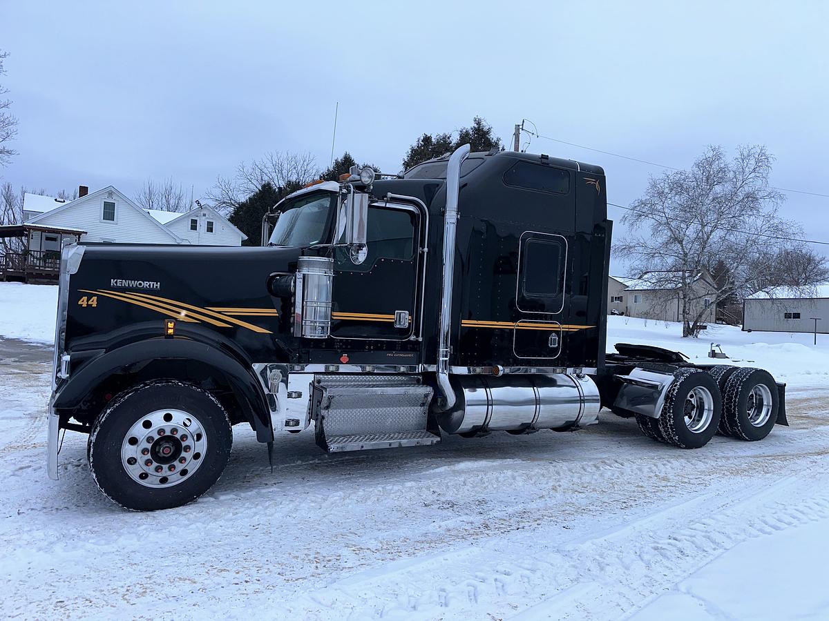Used 2000 KENWORTH W900 Sleeper Semi Truck