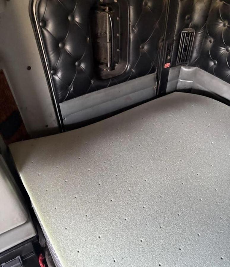 Used 1999 Kenworth T600 Sleeper Semi Truck