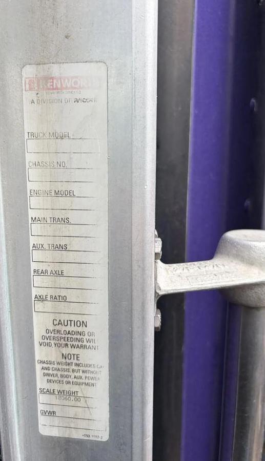 Used 2005 KENWORTH W900L Conventional Sleeper Semi Truck