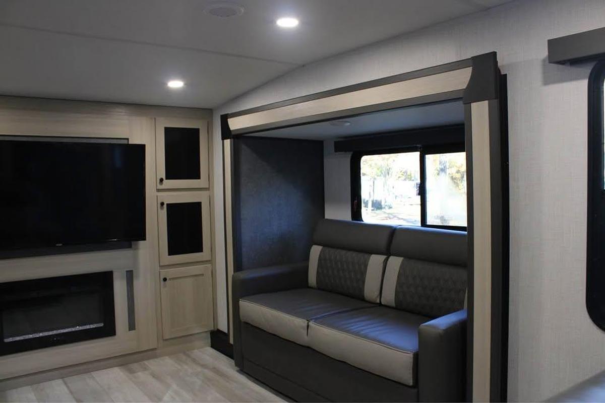 Used 2025 Forest River Cardinal 35FL
