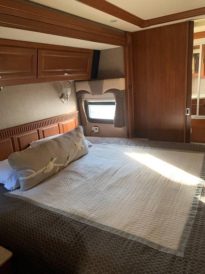 Used 2010 Fleetwood Discovery 40K
