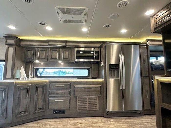 Used 2023 Jayco Seneca 37L.