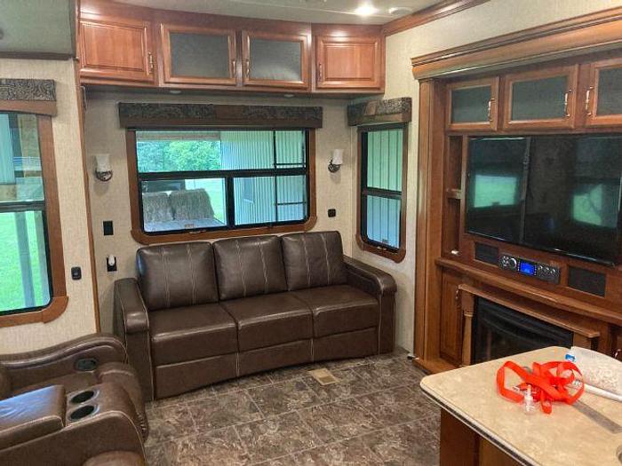 Used 2017 Crossroads Redwood Sequoia M-38KGKS