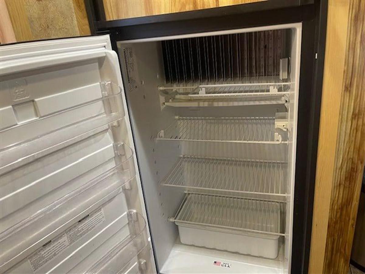 Used 2015 Lakota Charger 3 Horse Trailer with Living Quarters