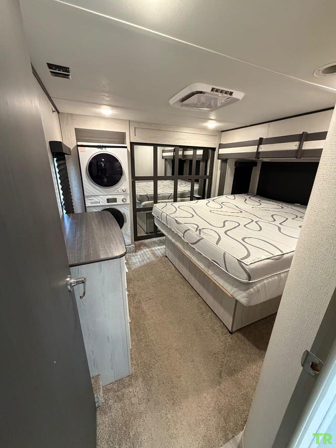 Used 2021 Keystone Sprinter Limited 3620FWLBH Fifth Wheel – Bunkhouse – Washer & Dryer – Custom Skirting – Full-Time Ready