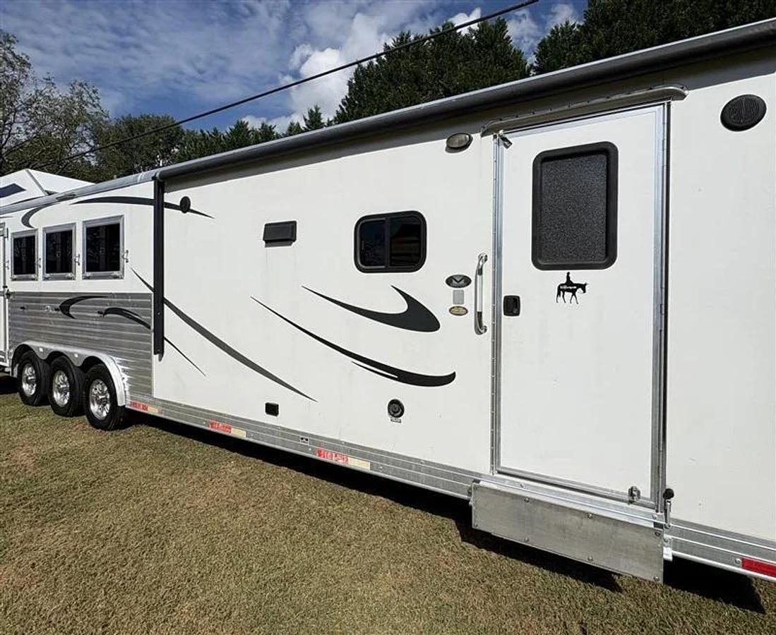 Used 2017 Merhow 4 Horse with Living Quarters