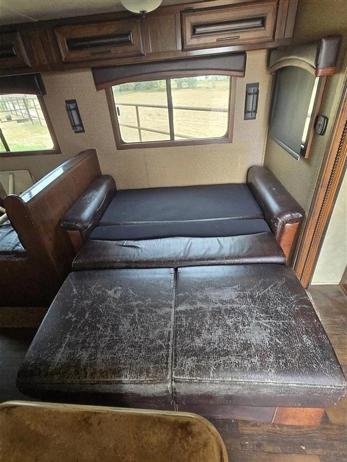Used 2016 Bison Premier Coach 3 Horse