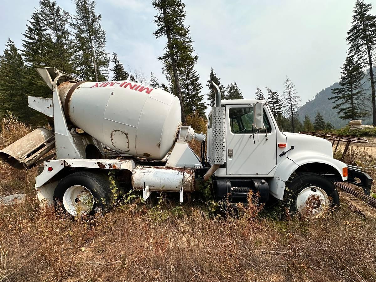 Used 2005 International Single-Axle Concrete Mixer — McNeilus Rear-Discharge