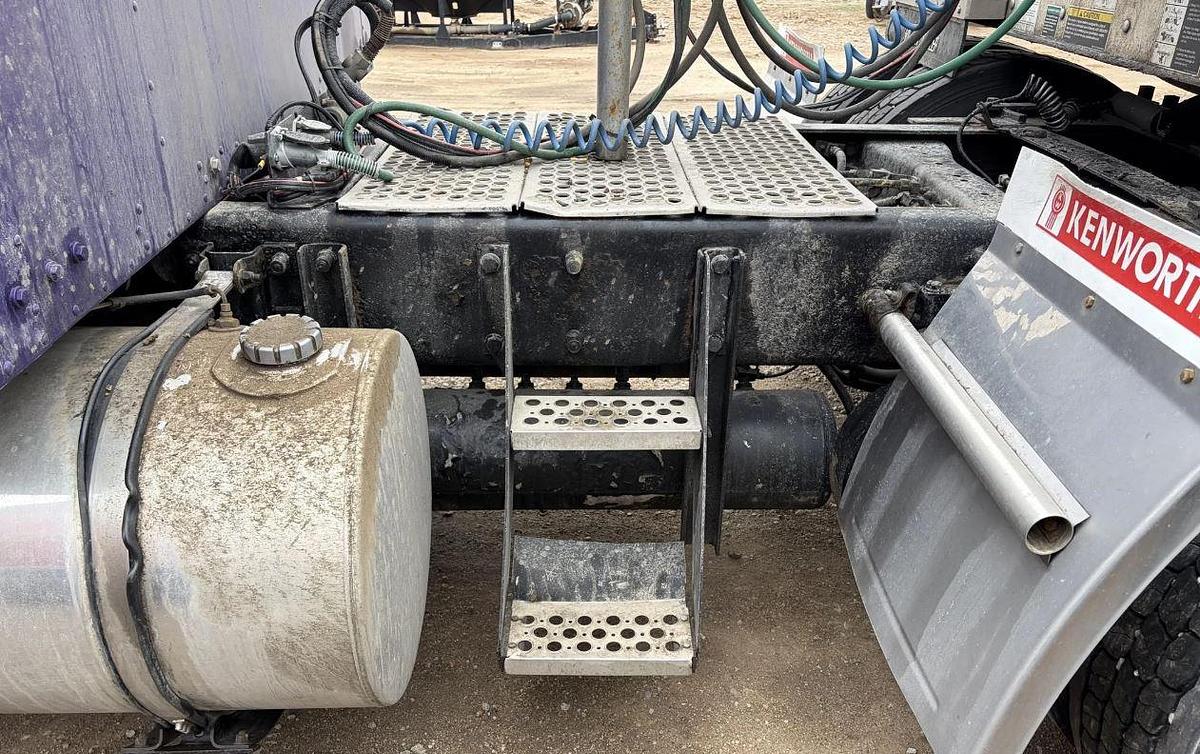 Used 2005 KENWORTH W900L Conventional Sleeper Semi Truck