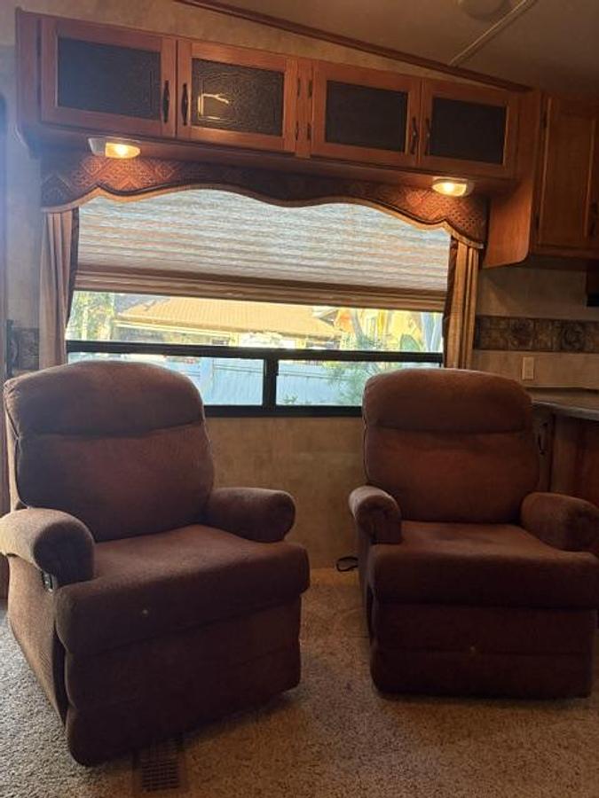 Used 2010 Keystone Montana Mountaineer Fifth Wheel