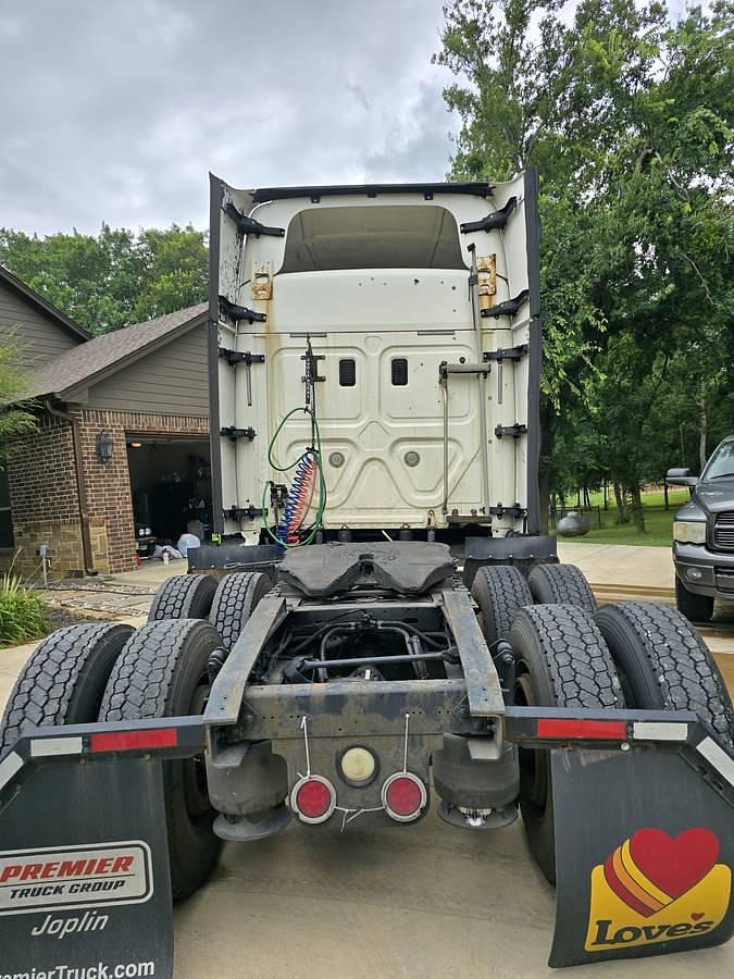Used 2015 Freightliner Cascadia Conventional Sleeper Semi