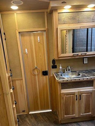 Used 2017 Lakota Bighorn LQ With 23' SW