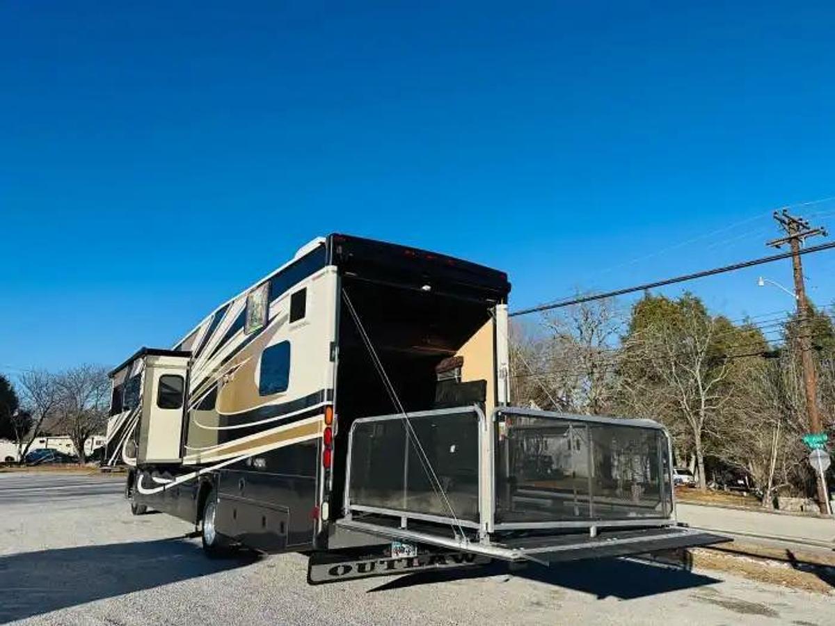 Used 2014 Thor Motorcoach Outlaw 37LS