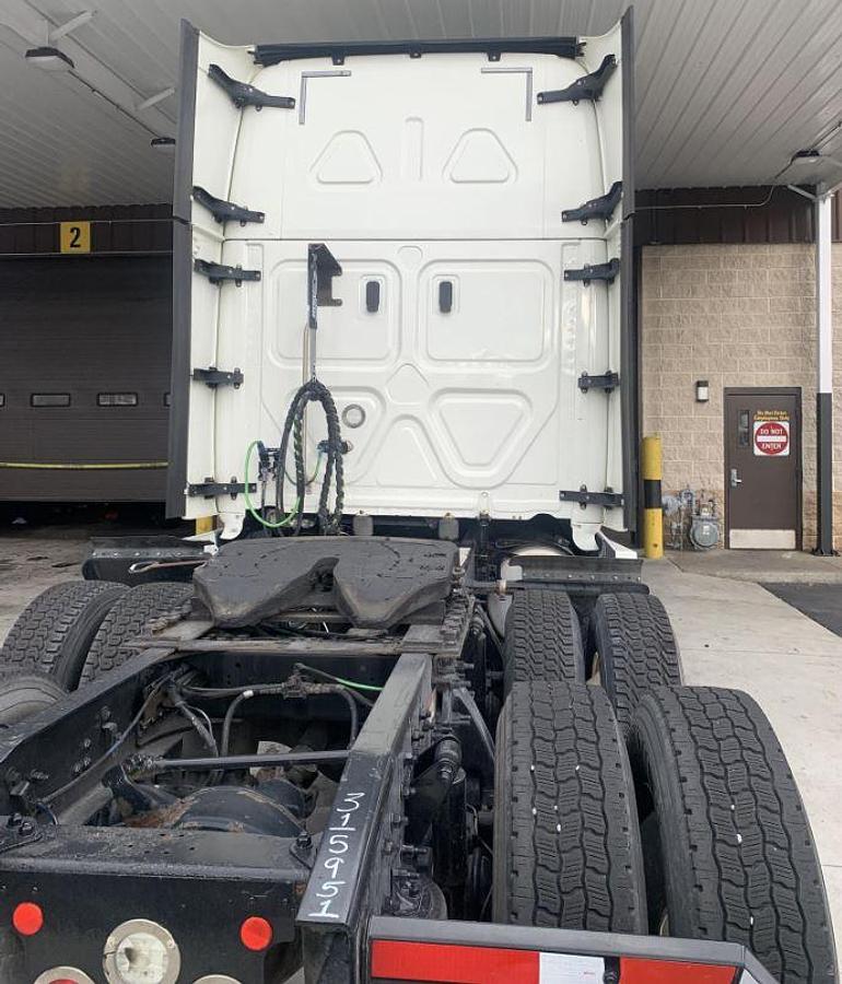 Used 2018 Freightliner CASCADIA 126