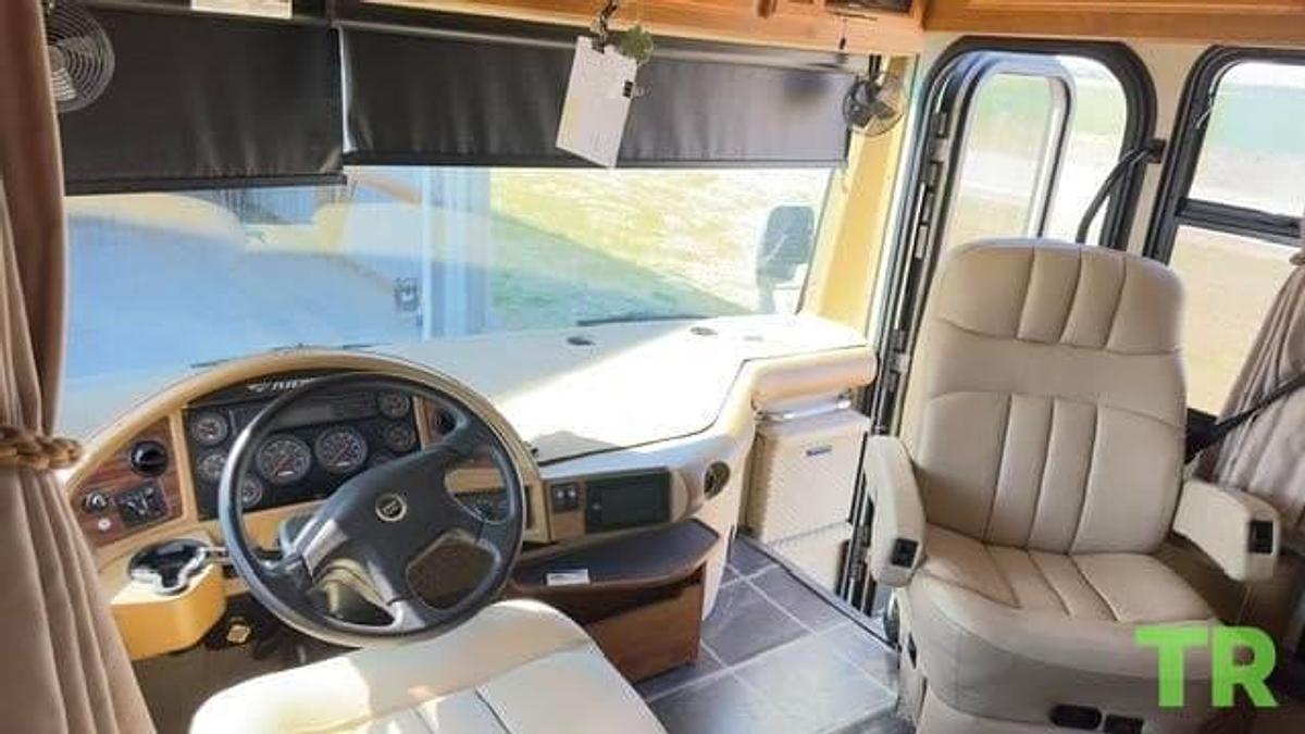 Used 2008 Fleetwood Discovery 40X with 3 slides