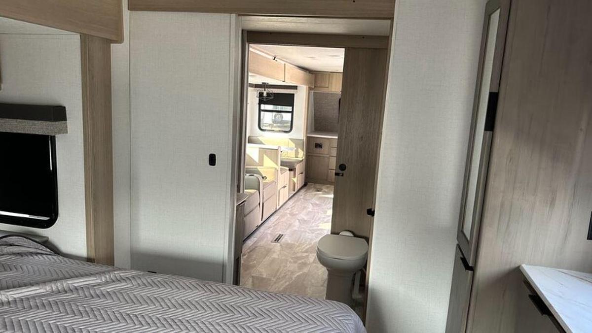 Used 2024 Dutchmen Kodiak Ultimate 2921FKDS