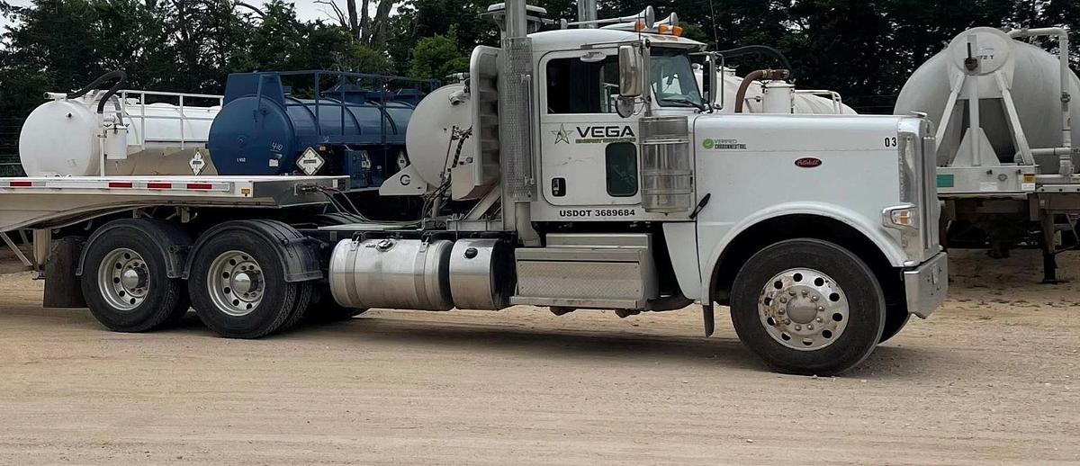 Used 2022 Peterbilt 389 Day Cab