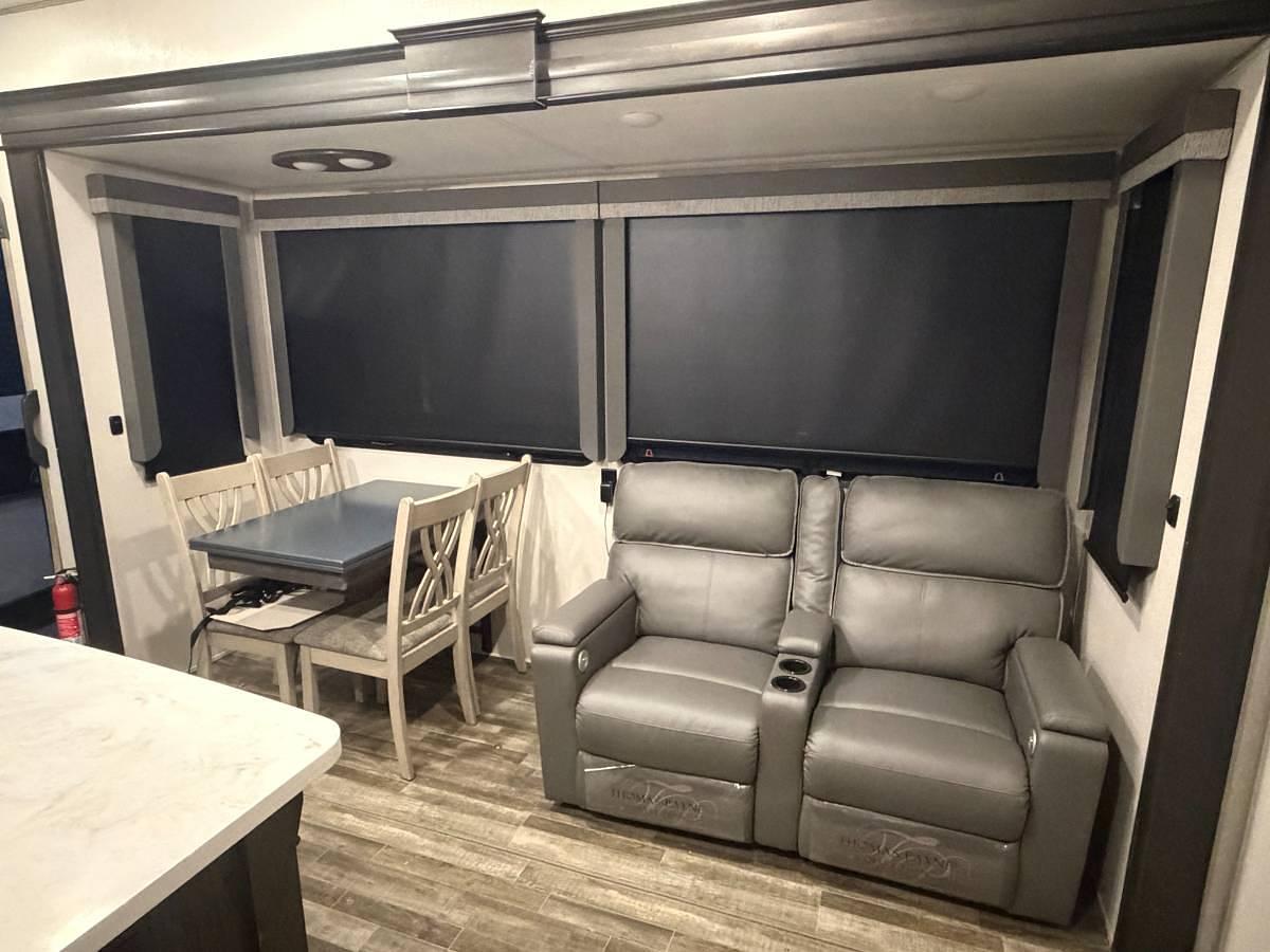 Used 2021 Keystone Avalanche 390DS