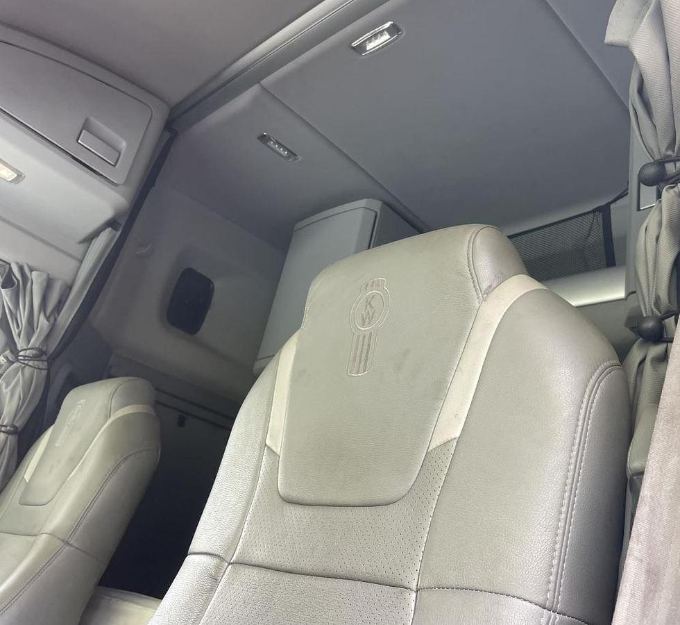 Used 2015 Kenworth T880 Sleeper Semi Truck