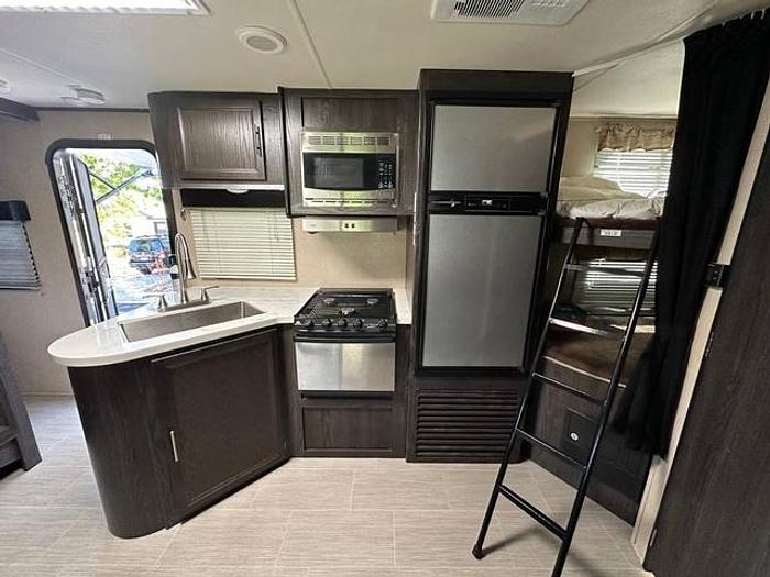 Used 2018 Dutchmen Kodiak Ultimate 240BHSL