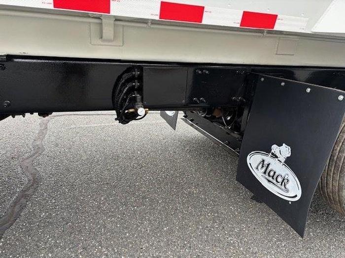 Used 2010 Mack GU813 Leach 29YD