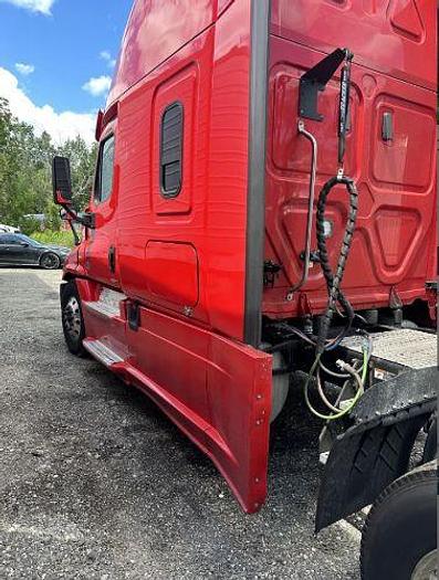 Used 2018 Freightliner Cascadia 125