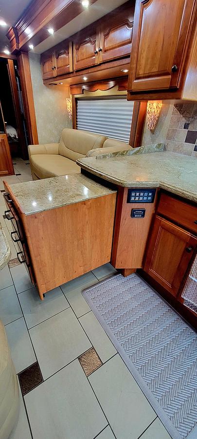 Used 2009 Country Coach Allure 470