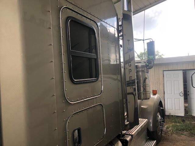 Used 2013 Kenworth Conventional Sleeper Semi