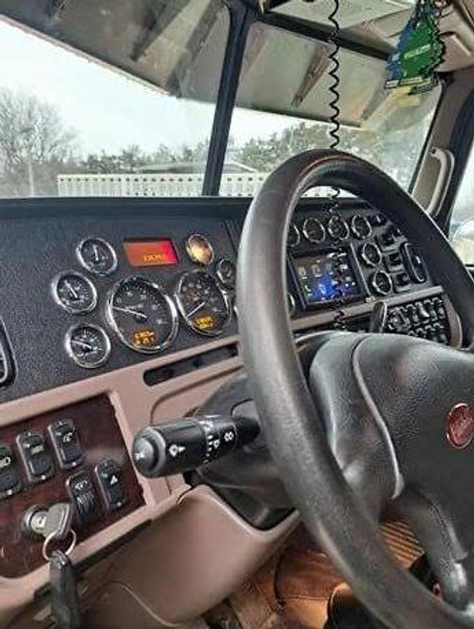 Used 2020 Peterbilt 389 Sleeper Truck