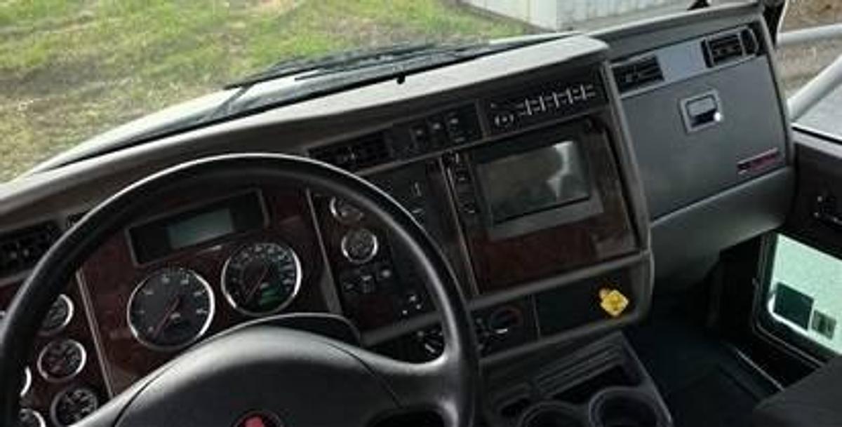 Used 2015 Kenworth T370 Truck with Box & Generator