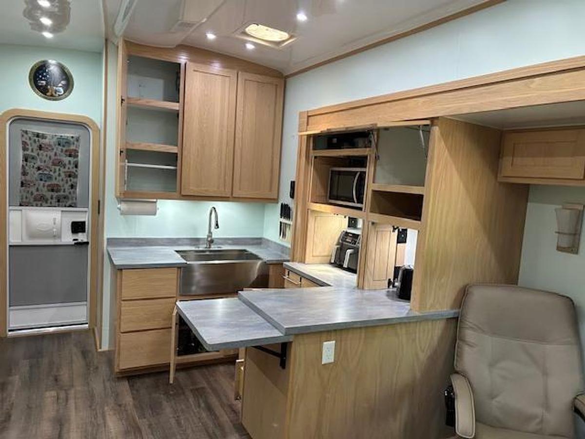 Used 2022 Space Craft V405 Fifth Wheel