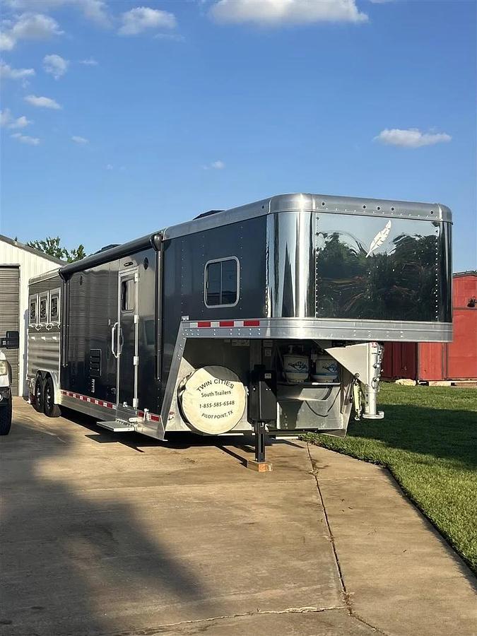 Used 2022 Featherlite 8582LQ